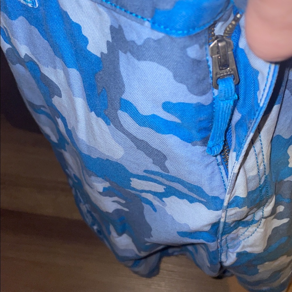 Men's Levi’s Blue Camo Cargo Shorts - Picture 10 of 12